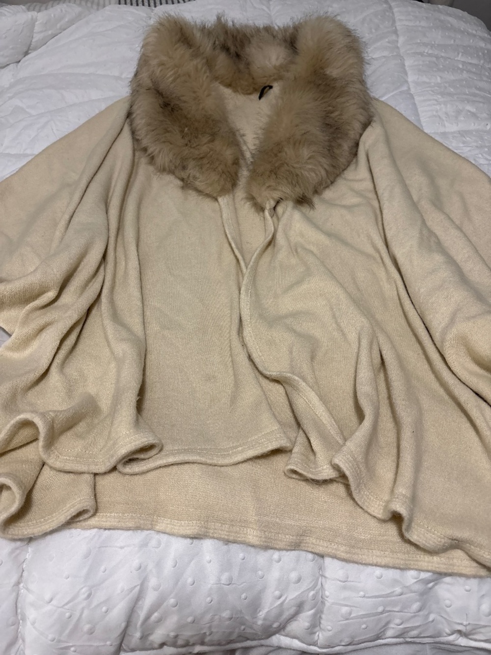 Women’s cape with fur collar
